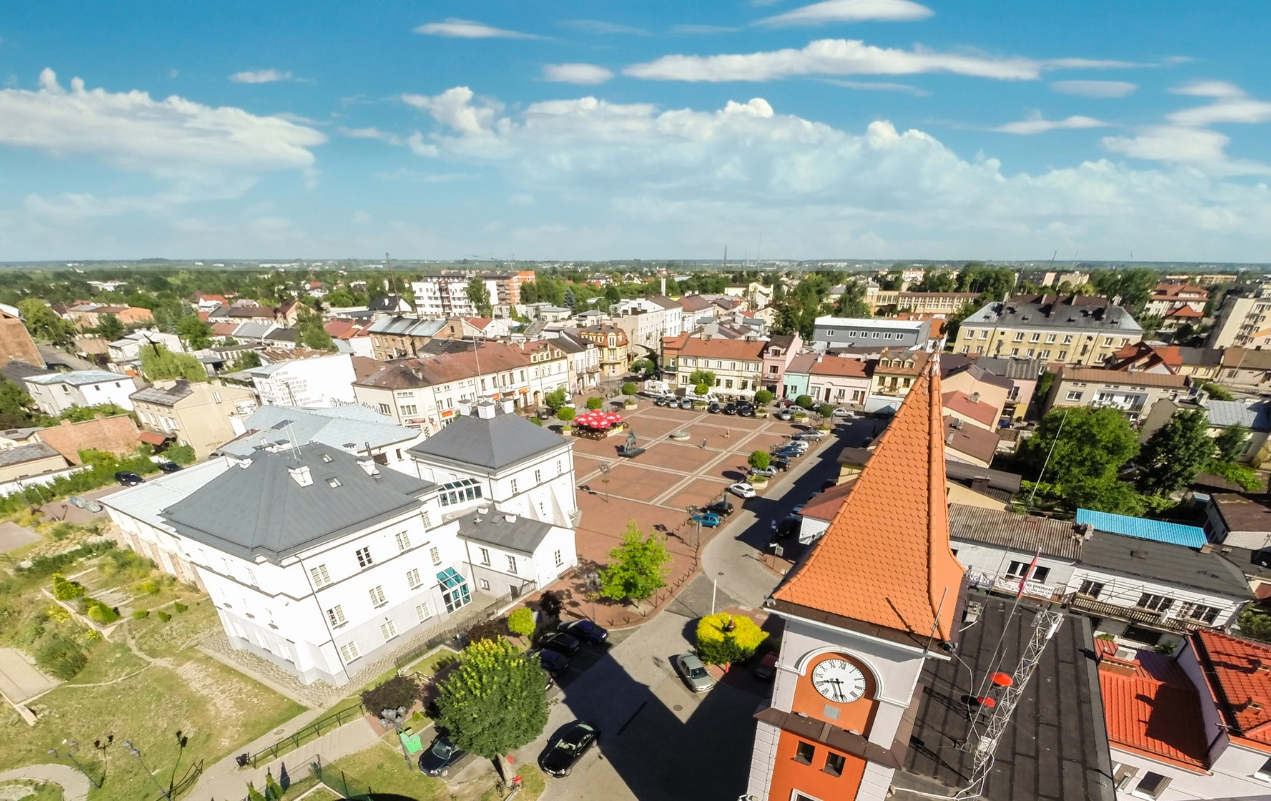Widok z&nbsp;g&oacute;ry na&nbsp;rynek i&nbsp;wieżę z&nbsp;zegarem