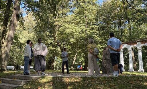 Ludzie zwiedzający Park na Winiarach