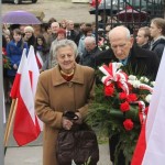 Powiększ zdjęcie Składanie kwiatów pod pomnikiem zamordowanych w Katyniu oficerów i funkcjonariuszy państwowych