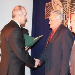 Powiększ zdjęcie Burmistrz Warki Daruisz Gizka wręczył Złote Medale „Za zasługi dla ziemi wareckiej”